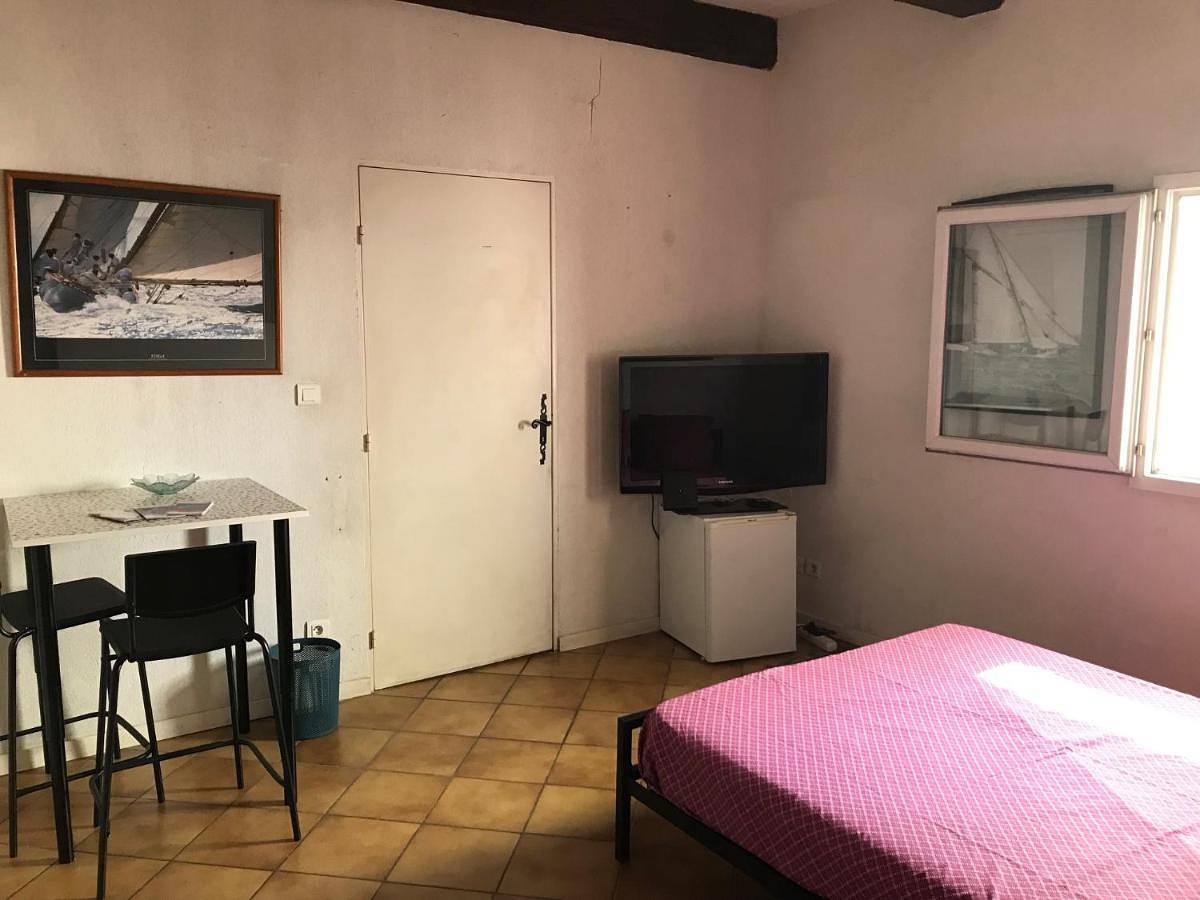 Chambre climatisée avec sdb privée dans une villa avec piscine ouverte d'avril à mi octobre in Marsella, Costa mediterránea (Francia)