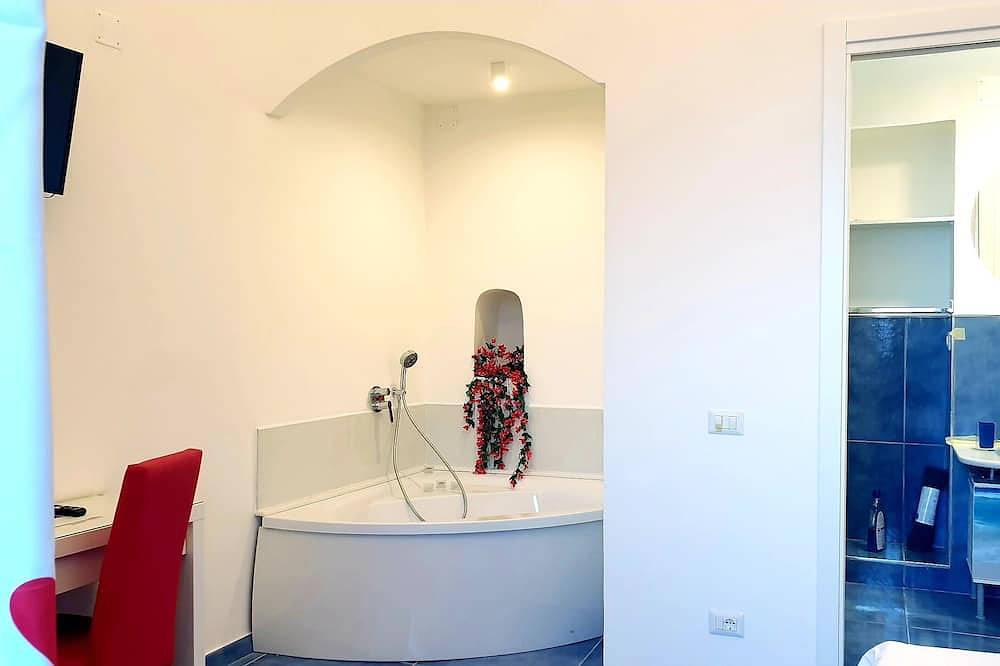 Magnificent suite with a bathtub and sea view of Amalfi, 15 minutes from beach in Amalfi, Sorrento Coast