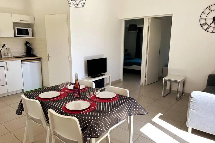 Location de vacances pour 4 personnes, avec piscine et jardin ainsi que terrasse et vue à Saint-Quentin-la-Poterie - 2