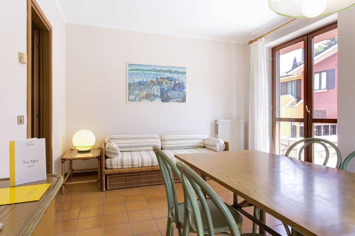 Entire apartment, Holiday apartment for 4 people with hot tub in Garda, Garda Mountains