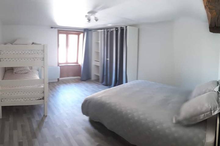 Location de vacances pour 8 personnes, avec jacuzzi et terrasse à Poule-les-Écharmeaux - 2