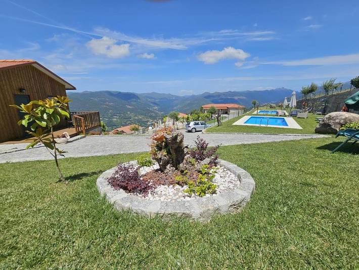 Location de vacances pour 3 personnes, avec vue ainsi que piscine et jardin dans Caniçada