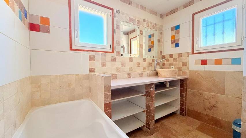 Location de vacances pour 8 personnes, avec Terrasse ainsi que Jardin et Piscine à Saint-Just - 3