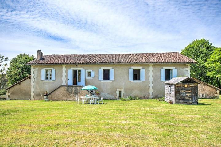 Location de vacances pour 6 personnes, avec jardin dans Saint-Pierre-de-Chignac