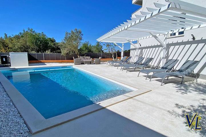 Ferienhaus für 2 Personen, mit Pool und Terrasse sowie Garten in Pakostane