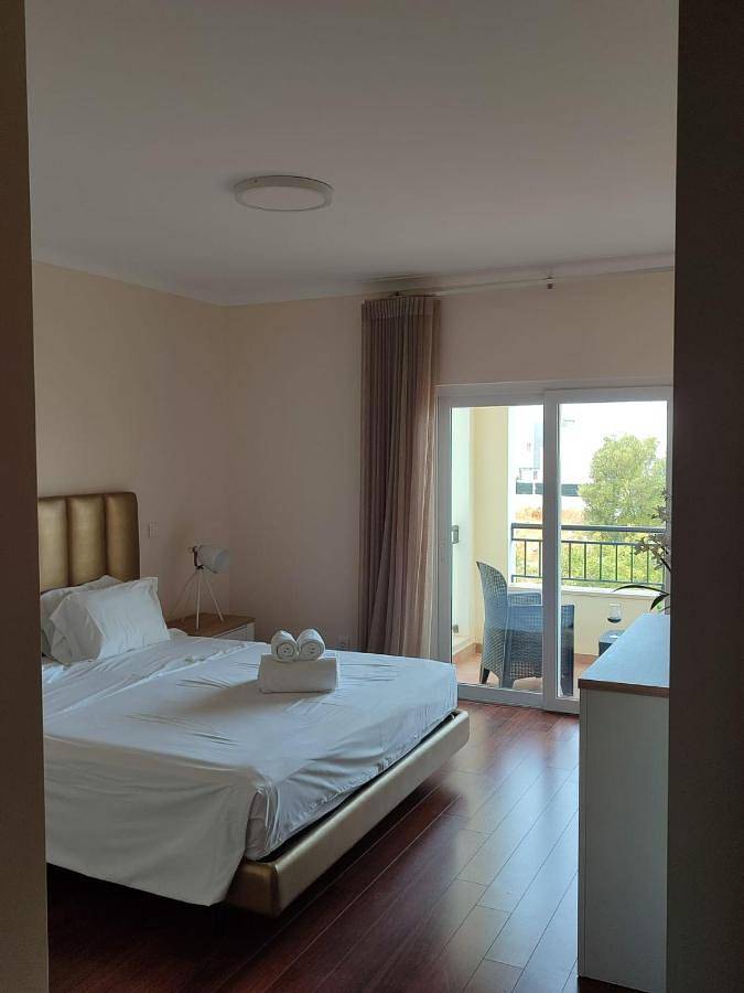 Ferienpark für 6 Personen, mit Kinderpool und Pool sowie Garten und Terrasse in Portugal - 2