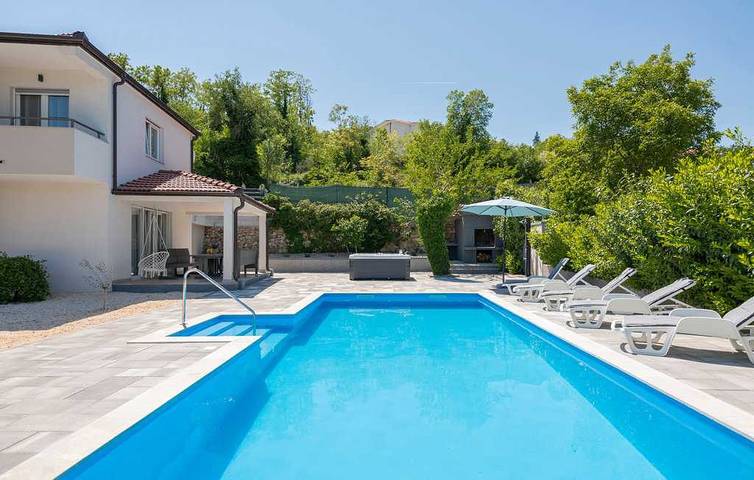 Ferienhaus für 10 Personen, mit Balkon/Terrasse und Balkon sowie Terrasse und Whirlpool in Zmijavci