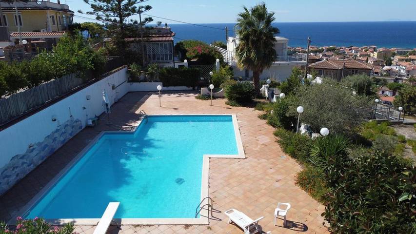 Villa per 8 persone, con panorama e giardino nonché balcone e piscina a Santa Maria di Castellabate