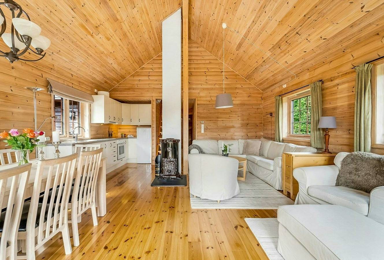 Hütte mit Außenwhirlpool und Bach in Krågeland in Kvinesdal