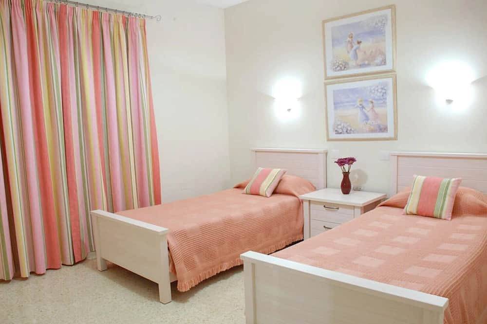 Ganze Wohnung, Superb villa 2, inviting pool and spacious outside space.Fully airconditioned. in il-Mellieha, Mellieha