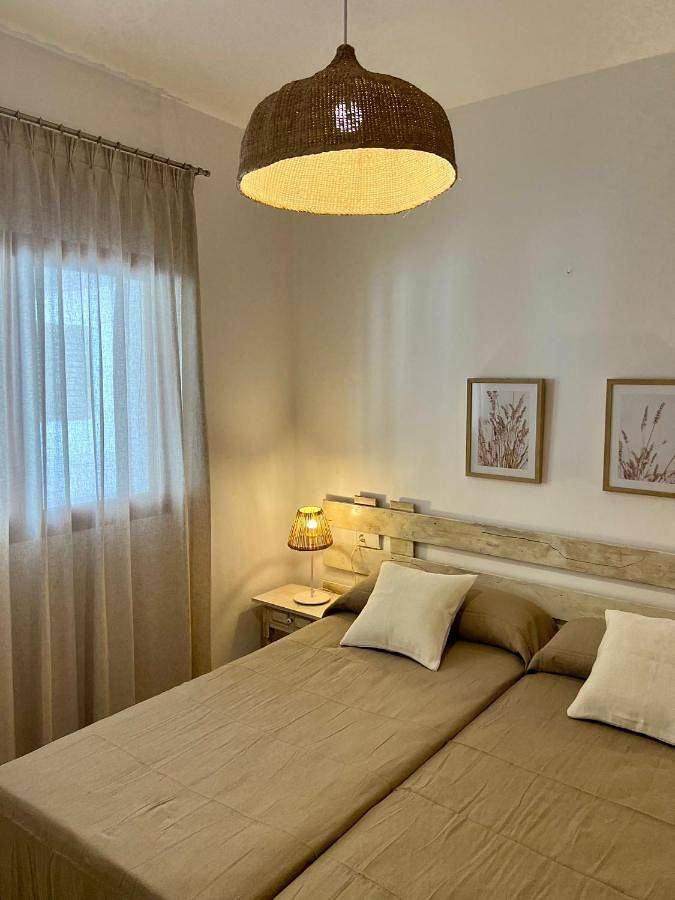 Apartamento para 4 personas, con vistas al lago además de vistas y balcón en La Savina