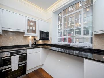 Vacation Rental for 8 Guests in Downtown, London, Picture 3
