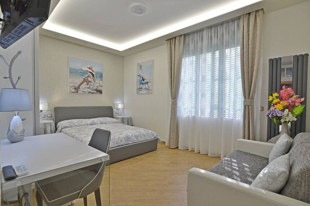 Entire apartment, Caserta Deluxe - Elegant Apartment In Caserta Center Welcomes Up To 5 Guests in Caserta, Caserta Province