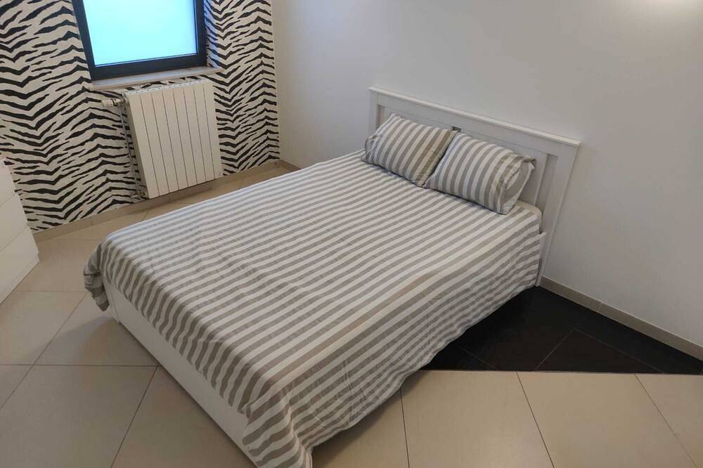 Beautiful Villa 8 bedrooms/20 people, for your parties, reunions, seminars or large families. in Charleroi, Henegouwen