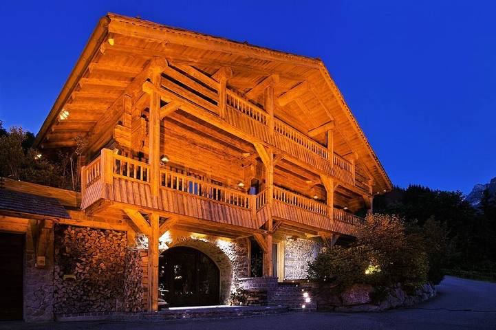 Chalet pour 12 personnes, avec jardin ainsi que jacuzzi et sauna, animaux acceptés à La Clusaz