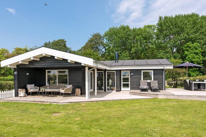 Ferieudlejning for 8 personer, med Terrasse og Have i Rendbjerg