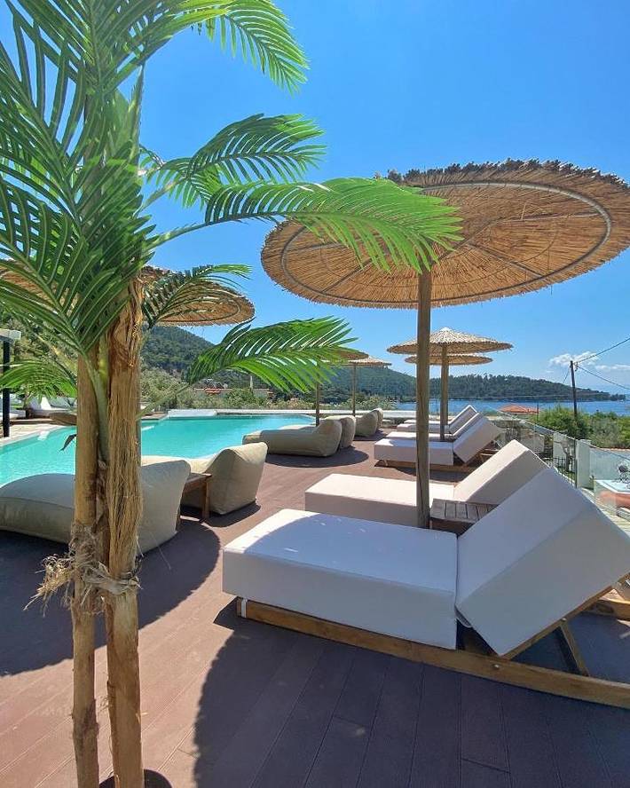 Hôtel, avec Balcon et Terrasse ainsi que Jardin et Piscine
