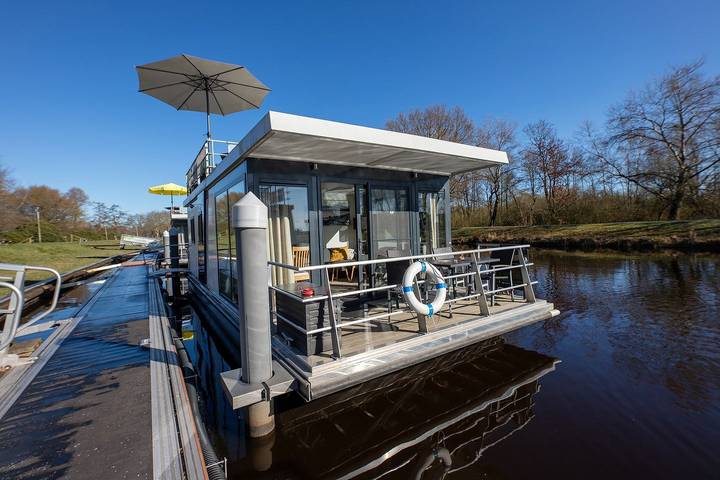 Ferienhaus für 4 Personen, mit Terrasse und Sauna sowie Seeblick