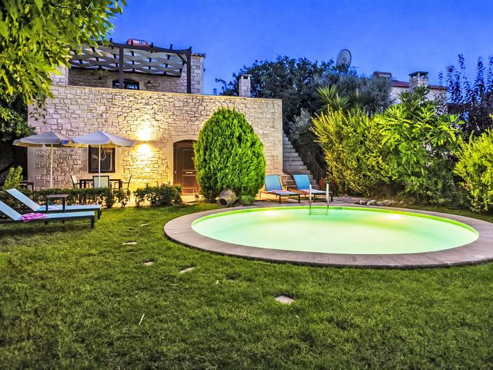 Ferienhaus für 4 Personen, mit Balkon und Garten sowie Pool