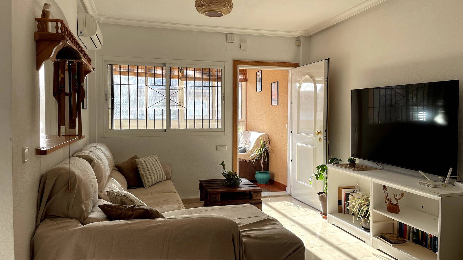 Apartamento entero, Apartamento 'Nomad House' con piscina compartida, Wi-Fi y aire acondicionado in Santa Pola, Costa Blanca