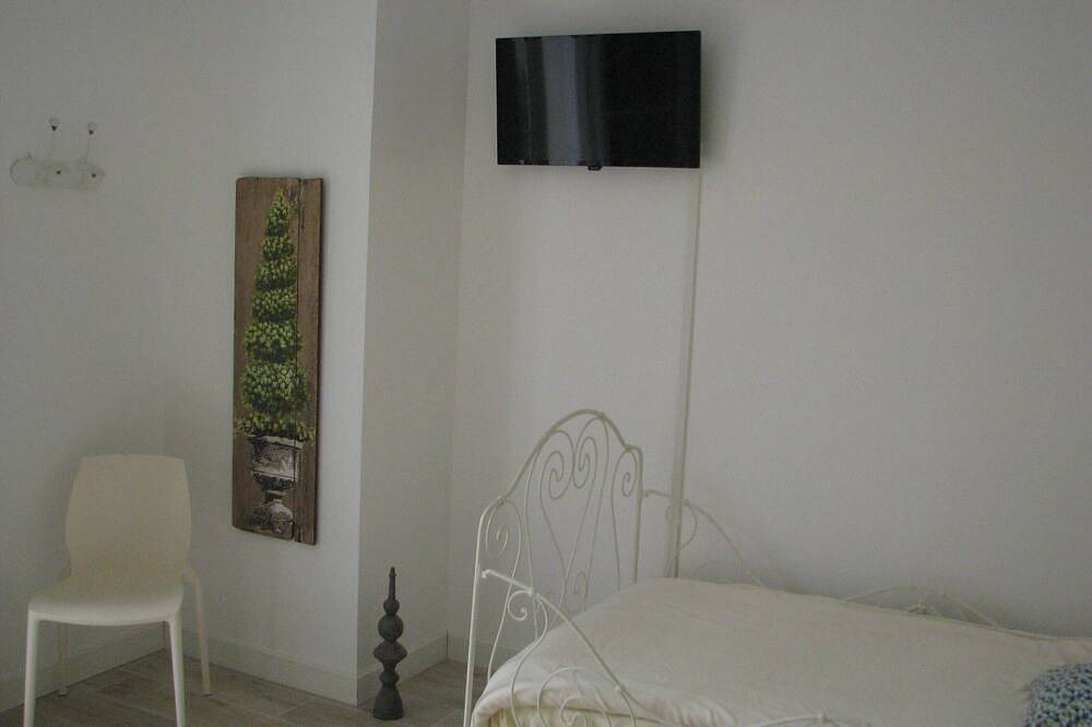 Chambre spacieuse dans charmante charentaise in Échillais, Région de Rochefort