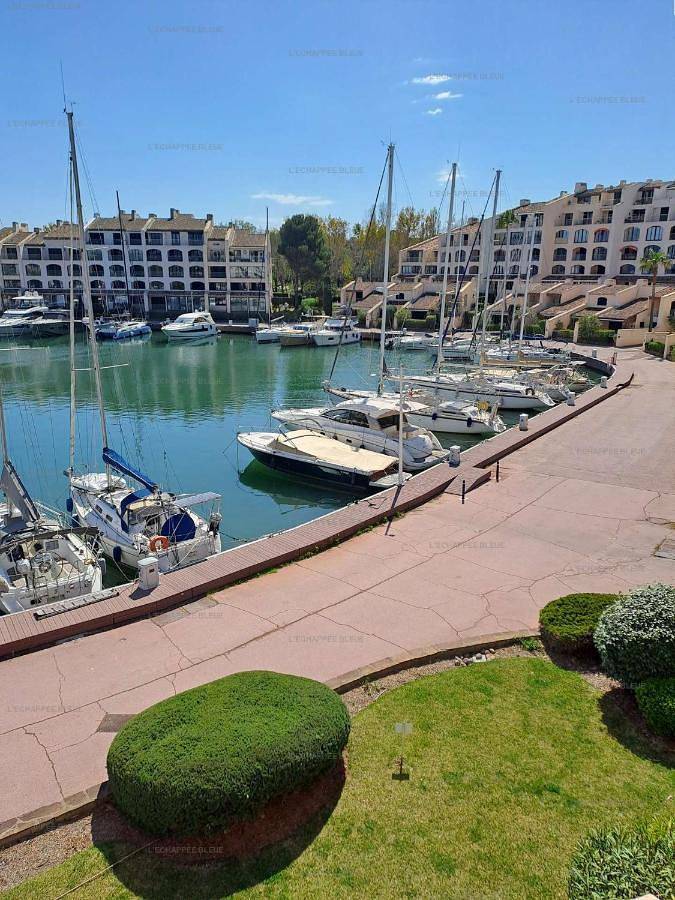 Location de vacances pour 4 personnes, avec terrasse ainsi que piscine et vue dans Port Cogolin