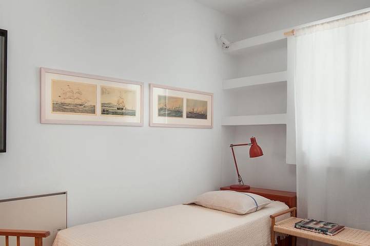 Una casa mediterránea familiar frente a la playa, remotamente cerca de Livadi in Livadi, Serifos