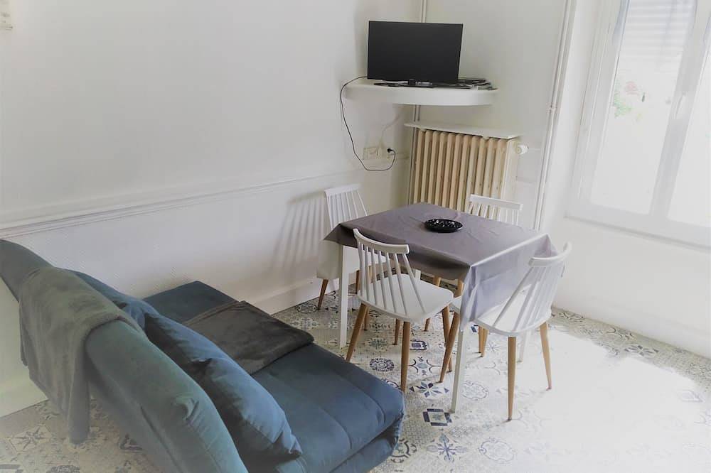 Entire apartment, Au Doux Ombrages: quiet T2 on the first floor with balcony in La Bourboule, Volcans d'Auvergne Regional Nature Park
