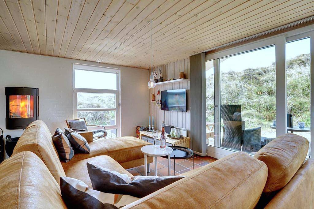 Ferienhaus in Henne Strand mit Sauna, Kamin und überdachter Terrasse in Henne, Filsø See