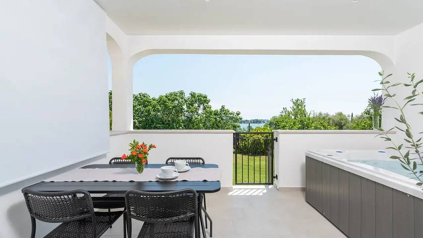 Ferienhaus für 4 Personen, mit Garten und Terrasse sowie Whirlpool - 1