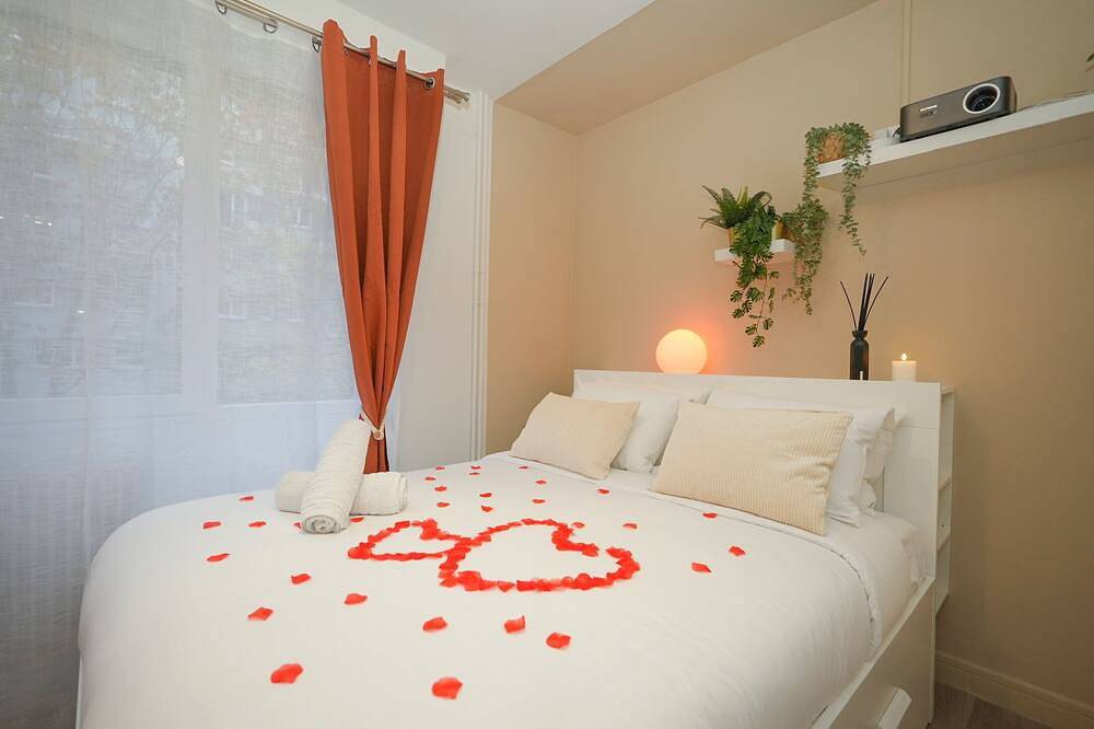 Entire apartment, Romantic Suite with Spa & Private Parking in Le Mans, Sarthe