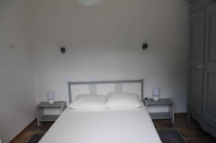 Gîte pour 4 personnes, avec terrasse à Saint-Julien-de-Peyrolas - 2