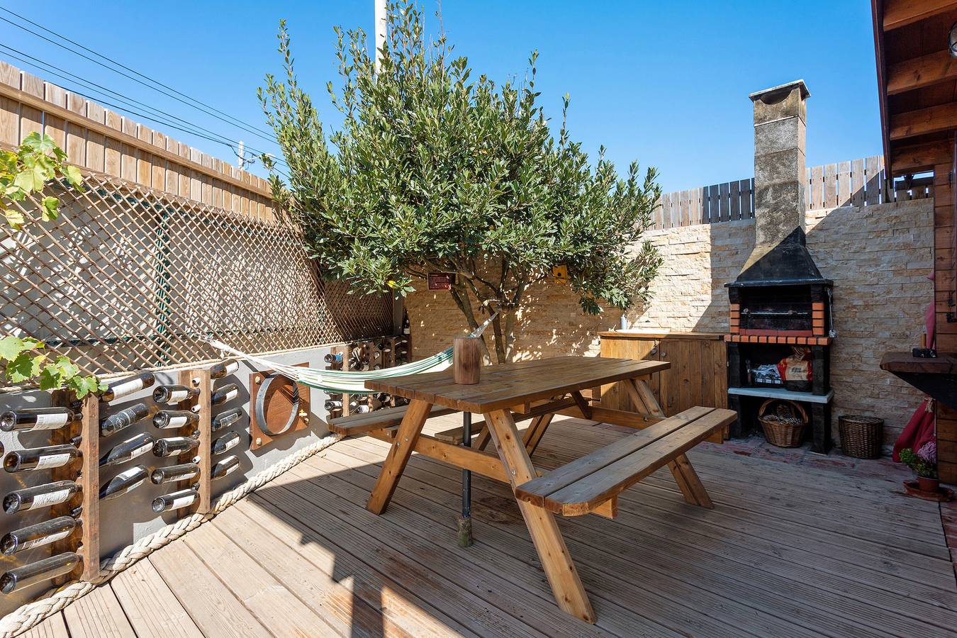 Hütte 'Casa Em Madeira Com Jardim Privado' mit privater Terrasse, privatem Garten und Wlan in Peniche, Leiria District
