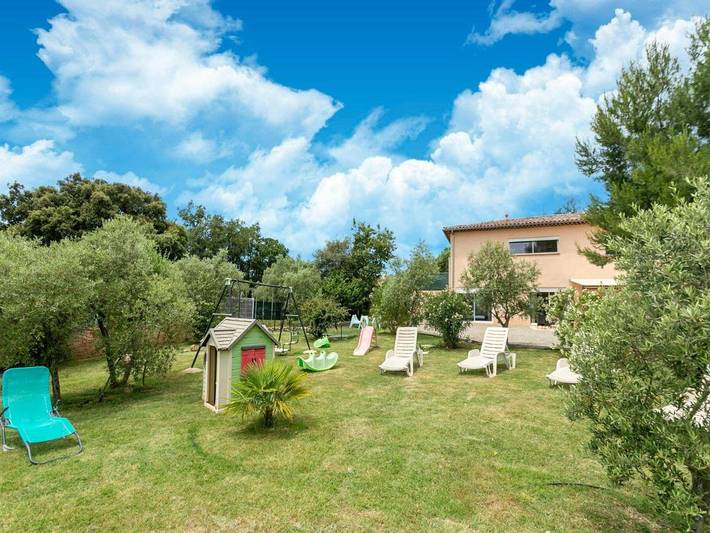 Villa pour 9 personnes, avec terrasse ainsi que piscine et jardin, animaux acceptés