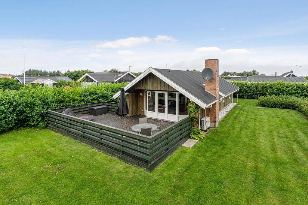 Holiday home with fenced garden and terrace near the beach in Søndervig, Holmsland Klit