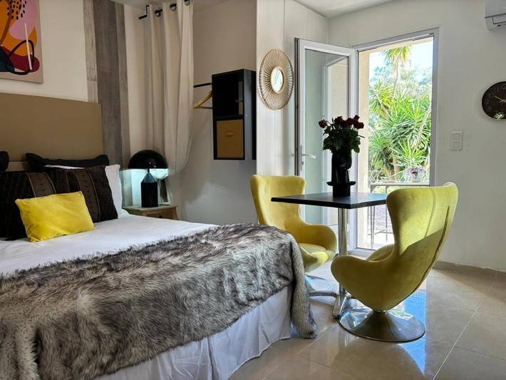 Gîte pour 4 personnes, avec piscine et terrasse ainsi que jardin et jacuzzi, animaux acceptés dans Plage Camp Long - 2