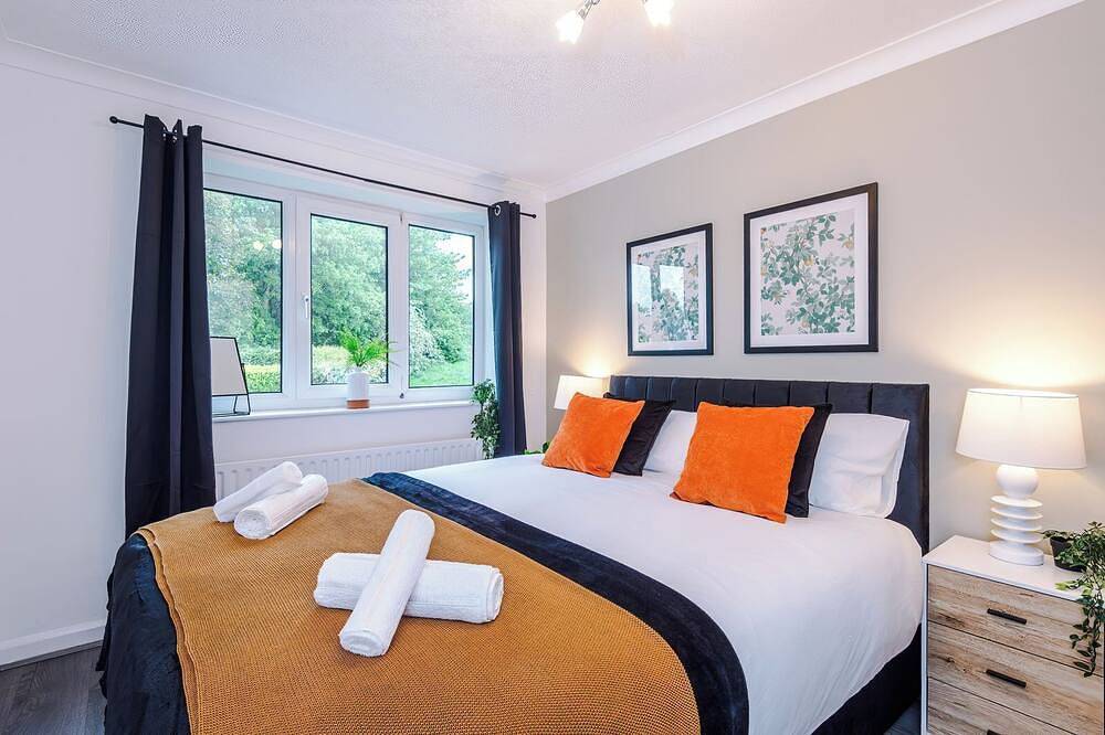 Huge 4Br House | Driveway | Pool Table in Huddersfield, West Yorkshire