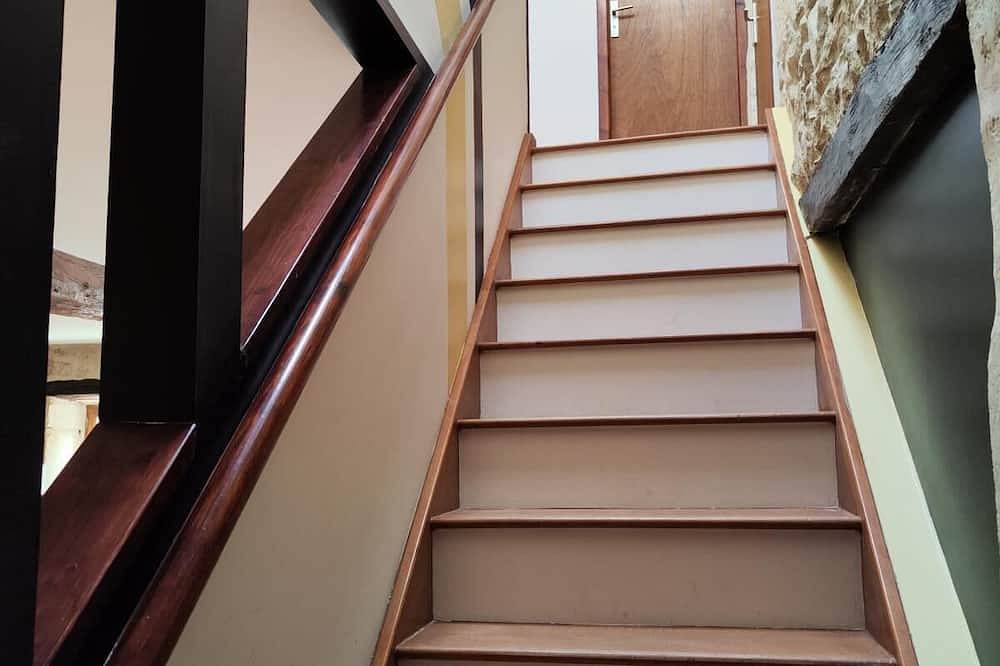 Entire apartment, House 6 sleeps 5/6 3 bedrooms 1 bathroom in Ternant (Charente-Maritime), Saint-Jean-d'Angély region