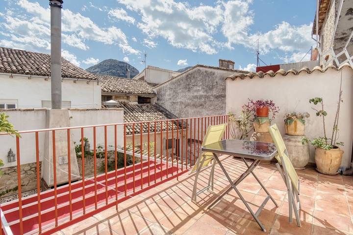 Casa rural para 16 personas, con Balcón además de Jacuzzi y Jardín en 