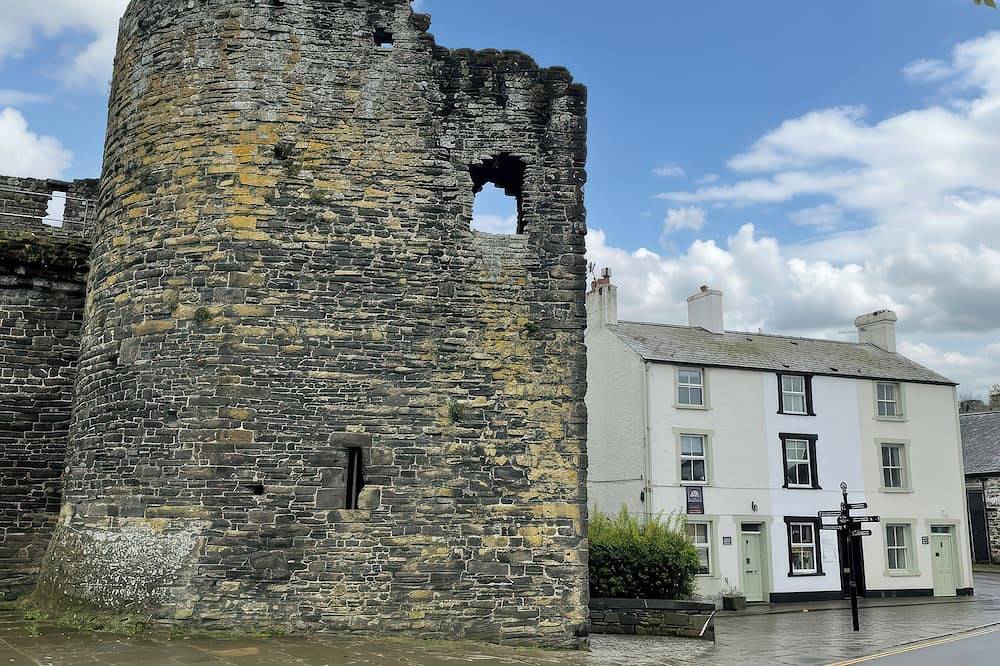 Millgate Cottage, pet friendly, character holiday cottage in Conwy in Conwy, Galles del nord