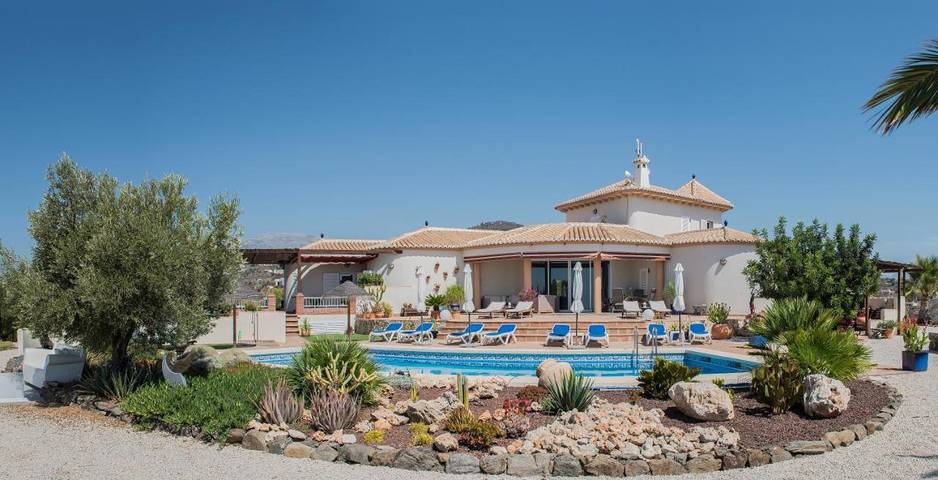 Alojamiento y desayuno para 2 personas, con Balcón y Terraza además de Jardín y Piscina en Arenas