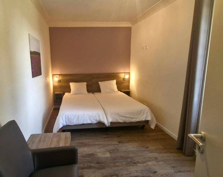 Gîte pour 2 personnes, avec piscine ainsi que jardin et vue à Ferrassières - 4