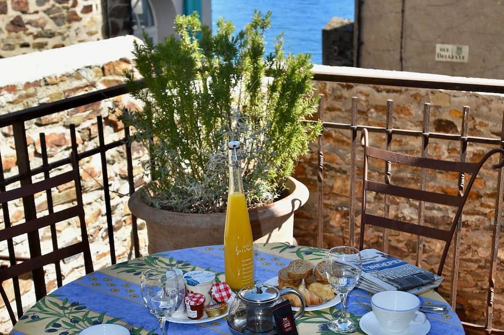 House T3 *****, typical and quiet area, patio sea view, air conditioning, parking and wifi in La Côte Vermeille, Collioure