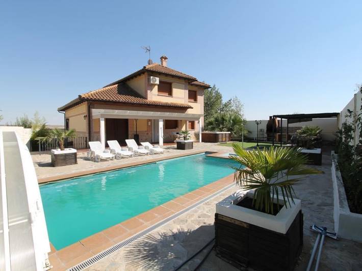 Casa rural para 18 personas, con terraza además de piscina y jardín en Seseña