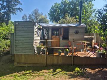 Gîte pour 2 personnes, avec terrasse ainsi que vue et jardin, animaux acceptés à Northampton