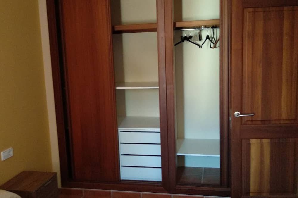 Great rooms in a nearby and quiet village house. in Portol, Marratxí