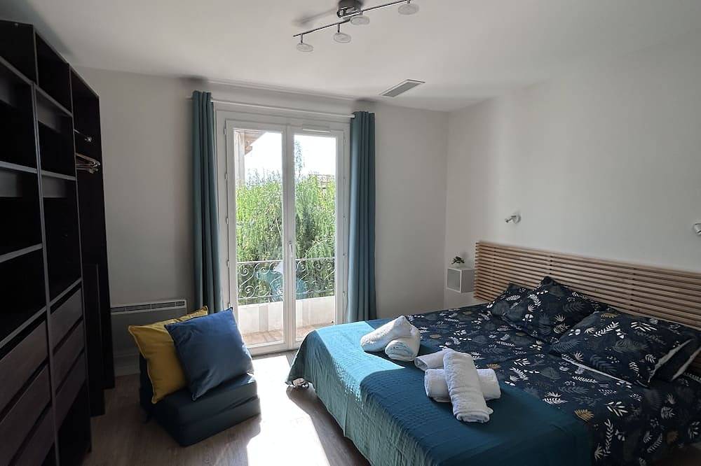Appartement entier, Superbe haut de villa avec jardin privatif et parking . in Saint-Laurent-du-Var, Côte méditerranéenne (France)