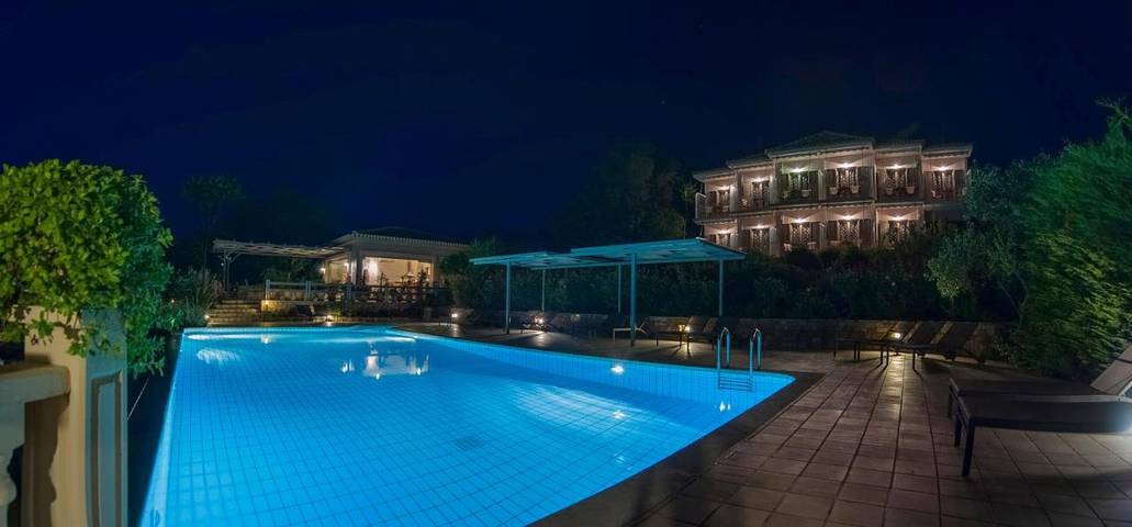 Location de vacances pour 3 personnes, avec jardin et vue ainsi que bassin pour enfant et piscine, animaux acceptés dans Gialova