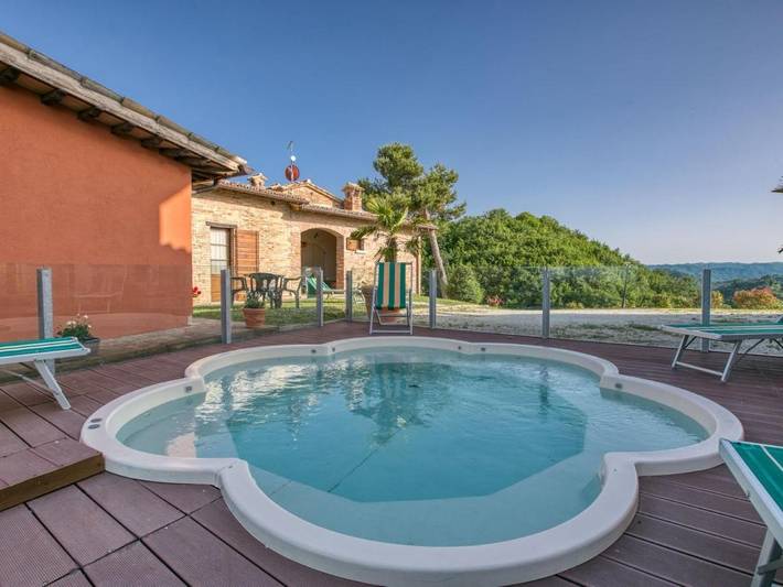 Location de vacances pour 2 personnes, avec terrasse ainsi que piscine et jardin à Sant'Angelo in Vado