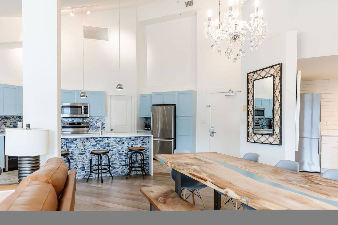 Ganze Wohnung, Luxury Penthouse • Lakefront • Pool • Hot Tub in West Kelowna, Crystal Mountain